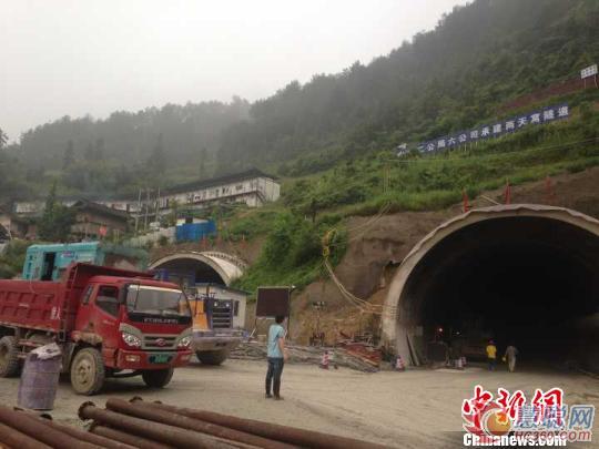   8��10�գ��F��ʡʯ��h����һ�ڽ����ٹ�·�����l��̮���������yӋ��13�˱�������Ԯ�����M�С�