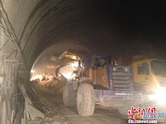   8��10�գ��F��ʡʯ��h����һ�ڽ����ٹ�·�����l��̮���������yӋ��13�˱�������Ԯ�����M�С�